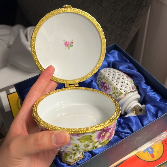 Sorelle Fine Porcelain Set - Picture 8 of 10